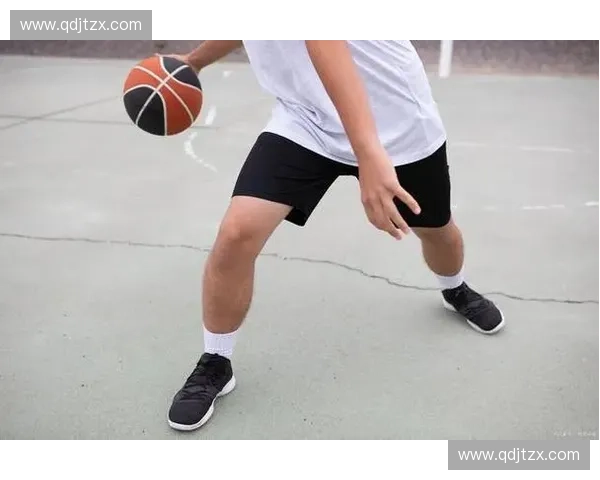 提升控球技巧全方位训练法 专业球员必备的训练球使用指南